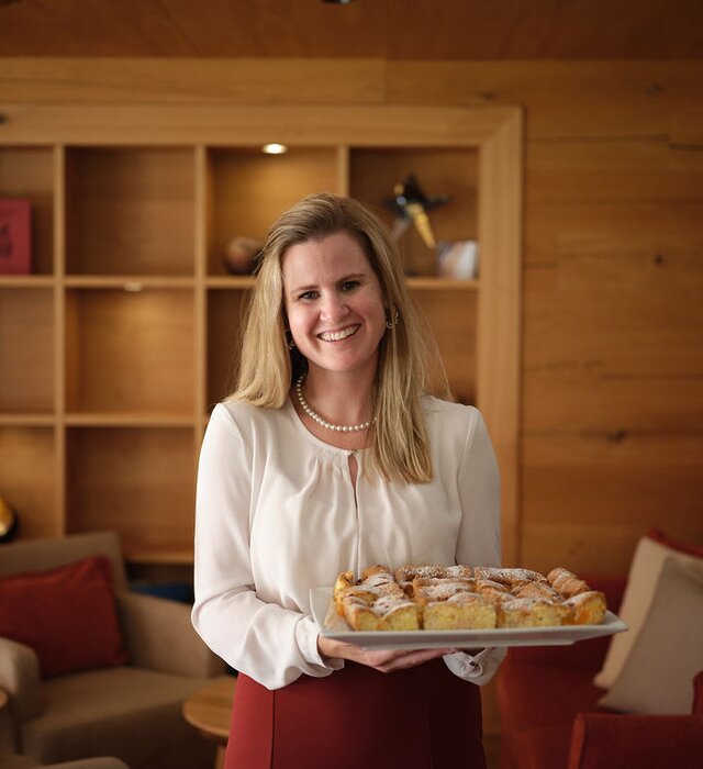 employee with cake Hotel Lech