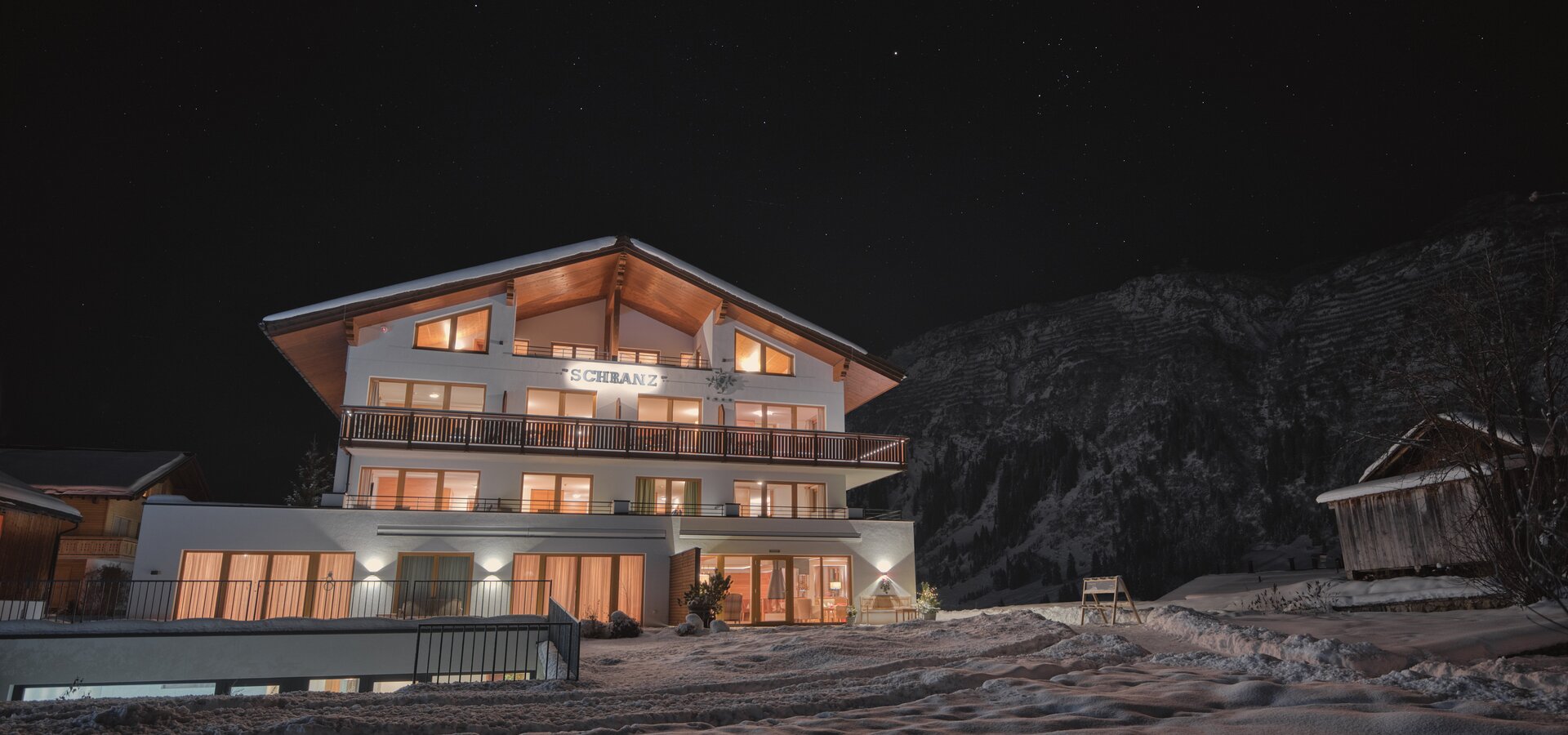 Hotel Schranz in einer Winternacht | © Mathias Lixl