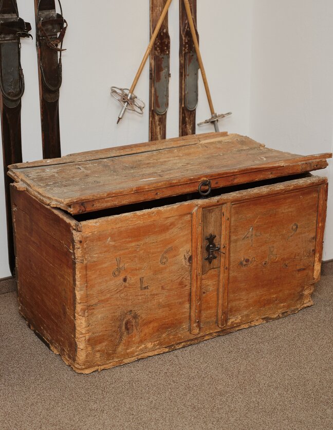 Old and traditional chest at hotel Schranz | © Mathias Lixl