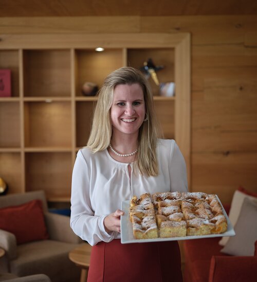 Hostess Stefanie with freshly baked cake