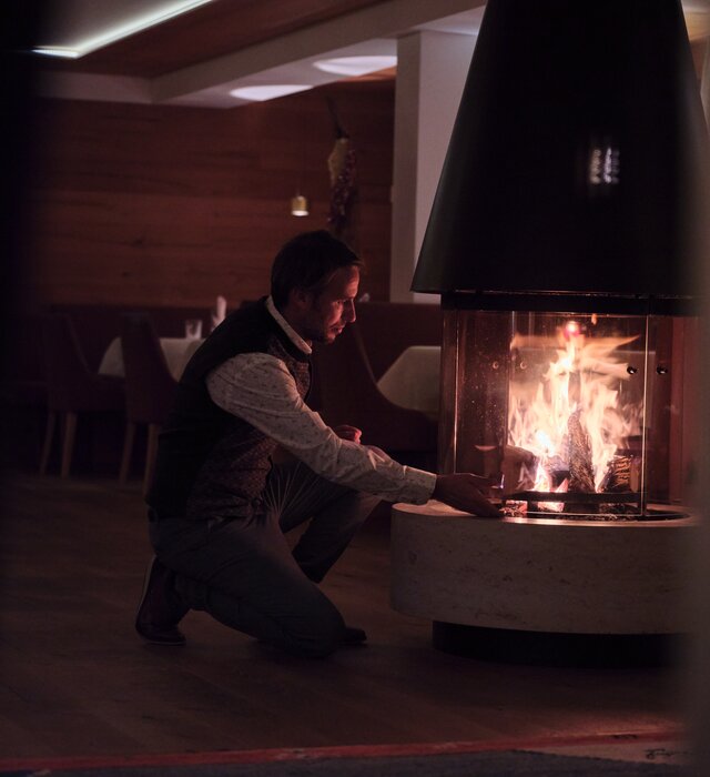 Christoph Schuster heats the fireplace | © Mathias Lixl