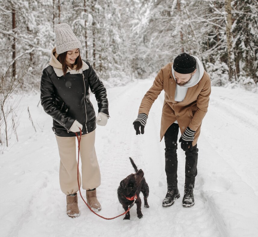 Pärchen im Winterurlaub mit Hund | © Pavel Danilyuk - Pexels