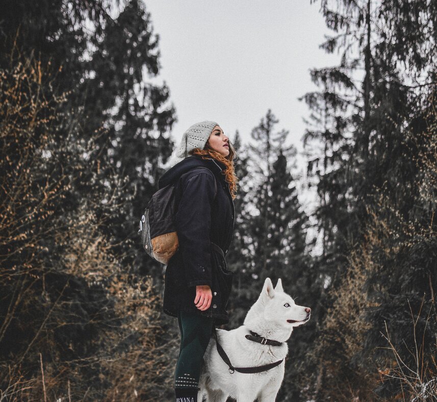 Frau im Winterurlaub mit Hund | © Filip Klinovsky-Pexels