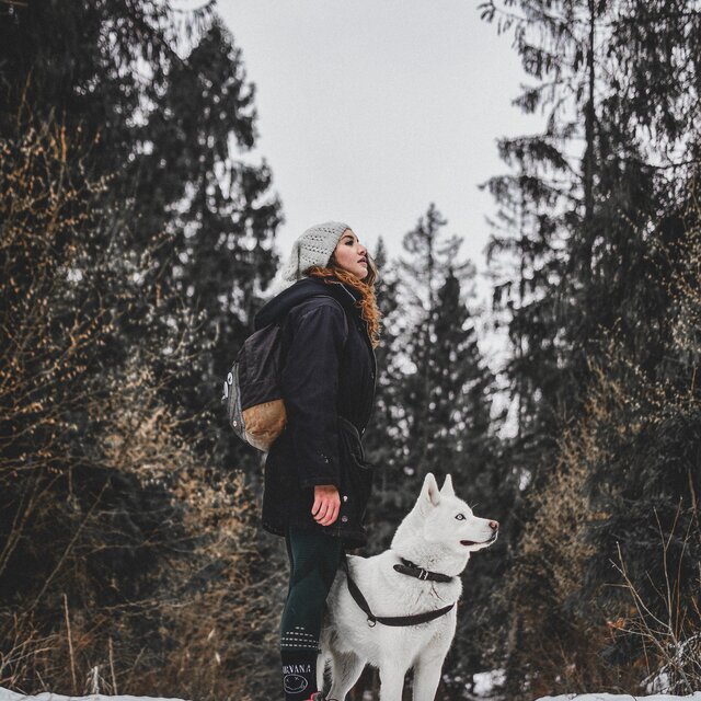 Frau im Winterurlaub mit Hund | © Filip Klinovsky-Pexels