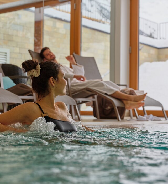 Couple relaxes at indoor wellness area | © Mathias Lixl