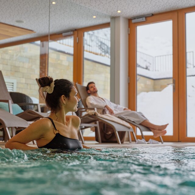 Paar im Indoor Pool im Hotel in Lech | © Mathias Lixl