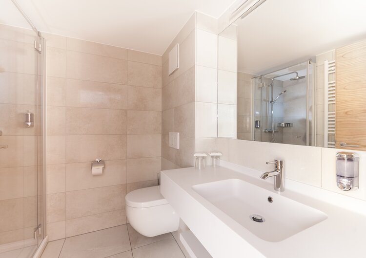 modern bathroom hotel Lech