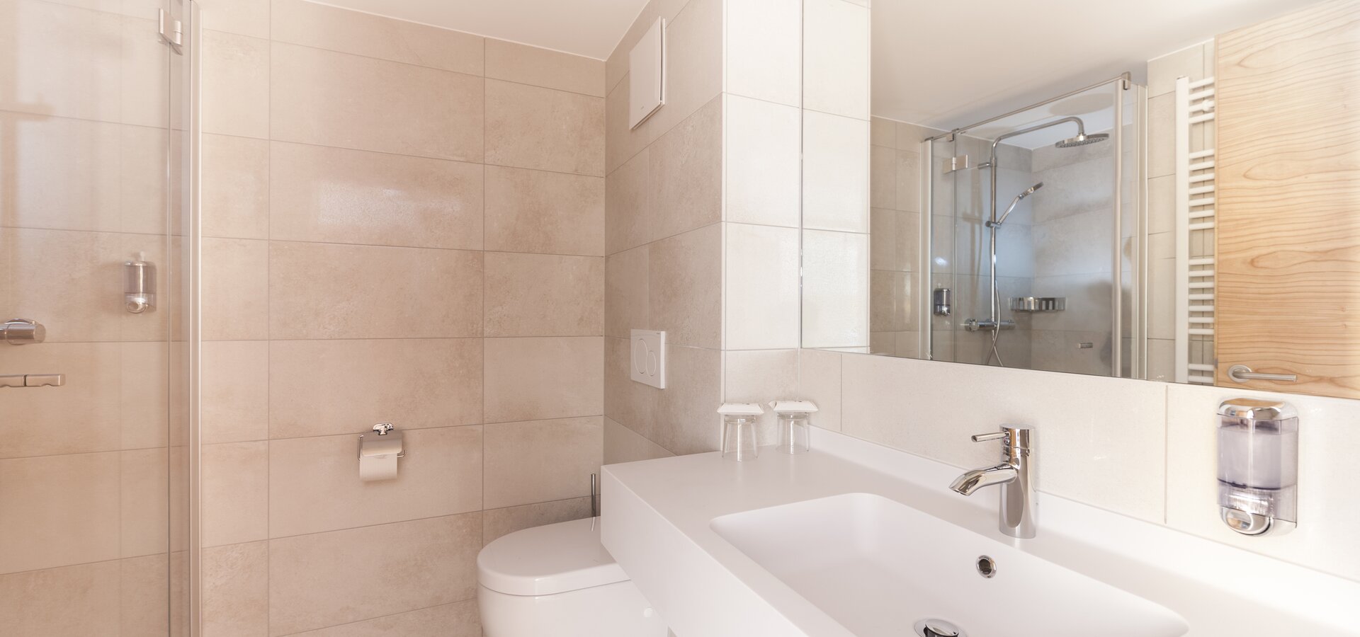 modernes Badezimmer Hotel Lech