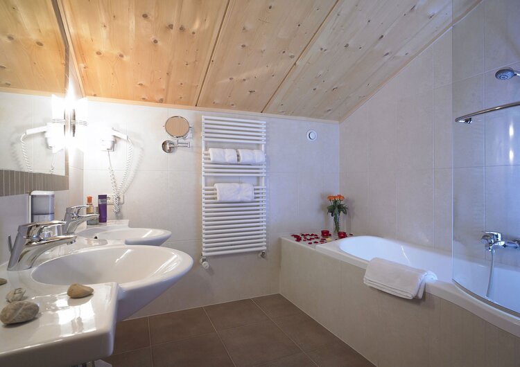 bathroom double room in Lech