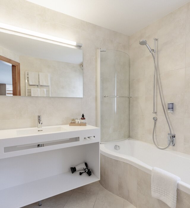 bathroom in hotel in Lech