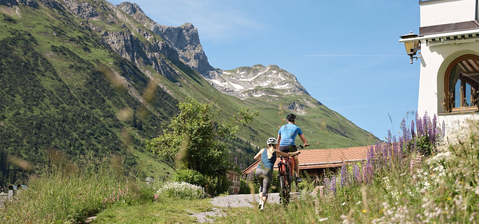 Pärchen beim Mountainbiken in Lech