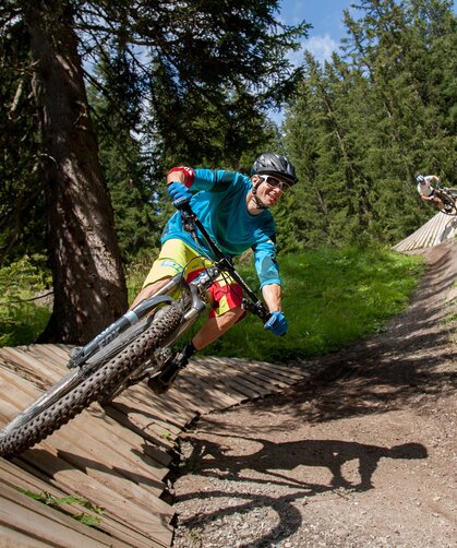 Biker fährt Trail hinunter | © Lisa Fail / Lech Zuers Tourismus