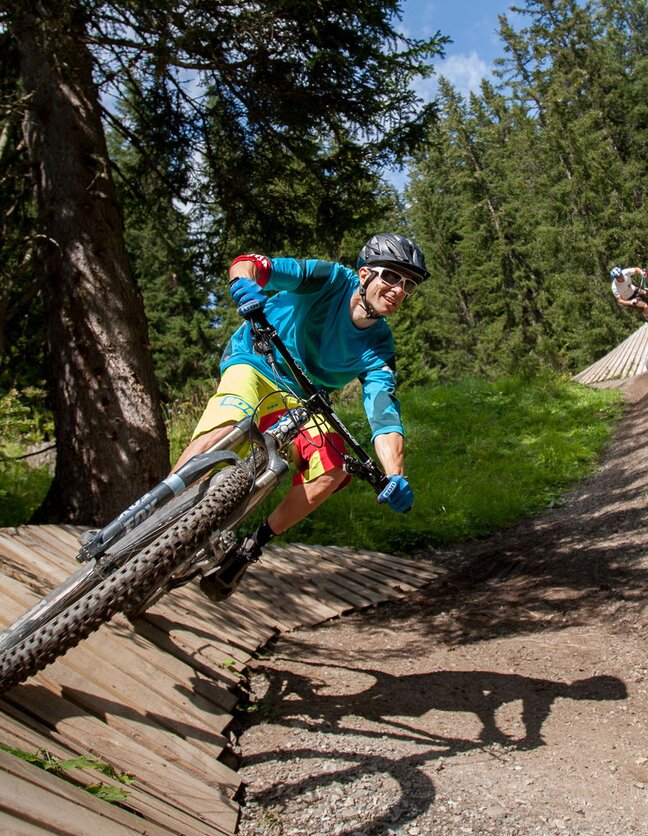 Biker fährt Trail hinunter | © Lisa Fail / Lech Zuers Tourismus