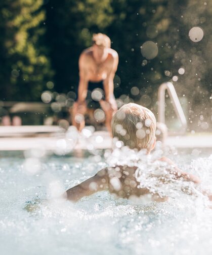 Kind im Hotelpool in Lech | © Daniel Zangerl / Lech Zuers Tourismus