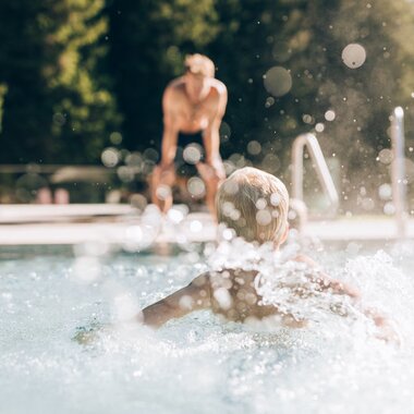 © Daniel Zangerl / Lech Zuers Tourismus child in hotel pool in Lech | © Daniel Zangerl / Lech Zuers Tourismus
