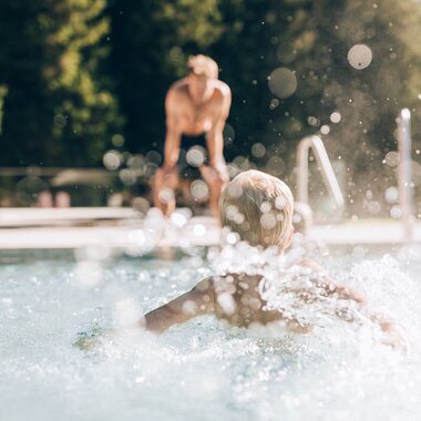 Kind im Hotelpool in Lech | © Daniel Zangerl / Lech Zuers Tourismus