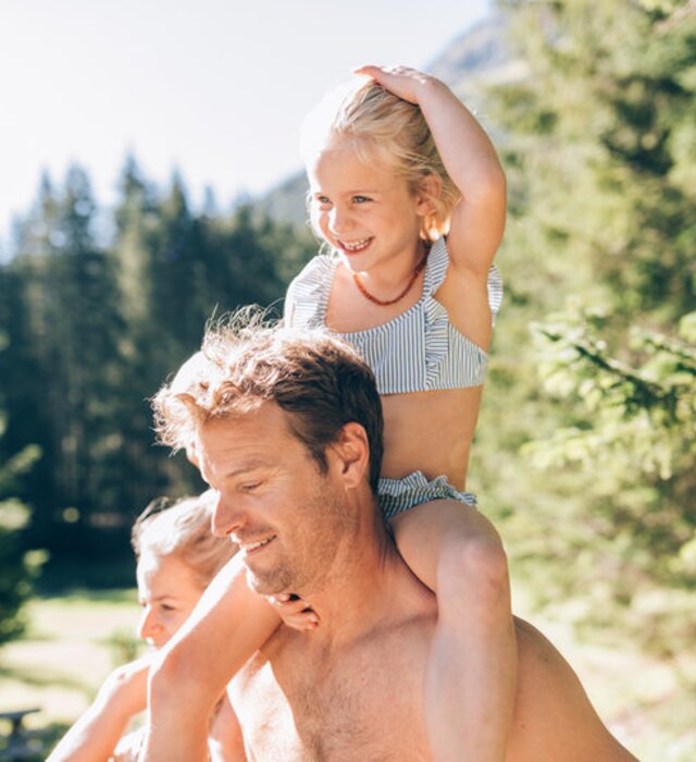 Familie im Sommerurlaub in Lech | © Daniel Zangerl / Lech Zuers Tourismus