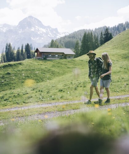 Pärchen beim Wandern in Lech | © Daniel Zangerl / Lech Zuers Tourismus