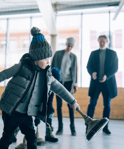 curling with child in Lech | © Daniel Zangerl / Lech Zuers Tourismus