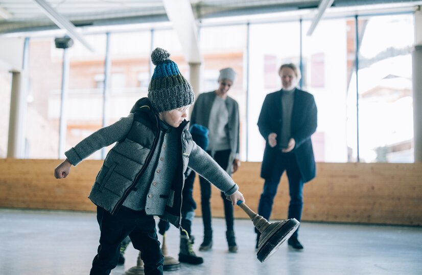 Eisstock schießen mit Kind in Lech | © Daniel Zangerl / Lech Zuers Tourismus