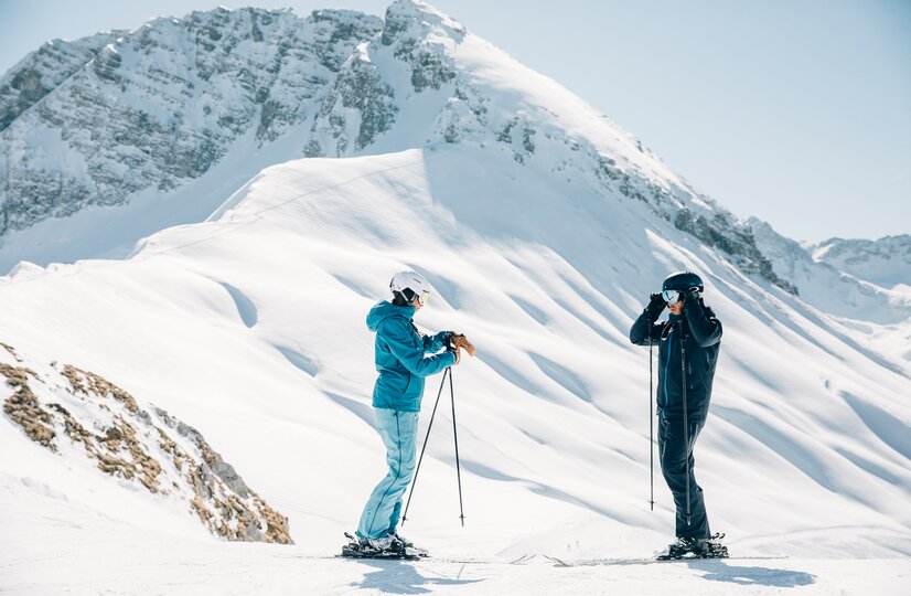 Pärchen im Skigebiet in Lech | © Daniel Zangerl / Lech Zuers Tourismus