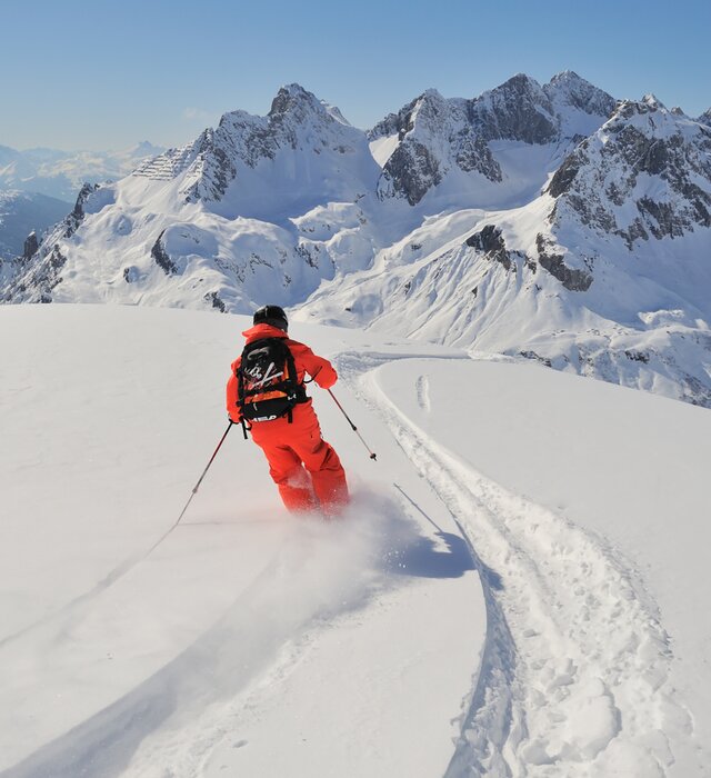 deep snow skiing in Lech | © Sepp Mallaun / Lech Zuers Tourismus