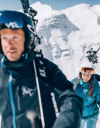 couple on the way to the ski resort | © Daniel Zangerl / Lech Zuers Tourismus