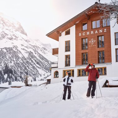 Skifahrer vor Hotel Schranz in Lech | © Mathias Lixl