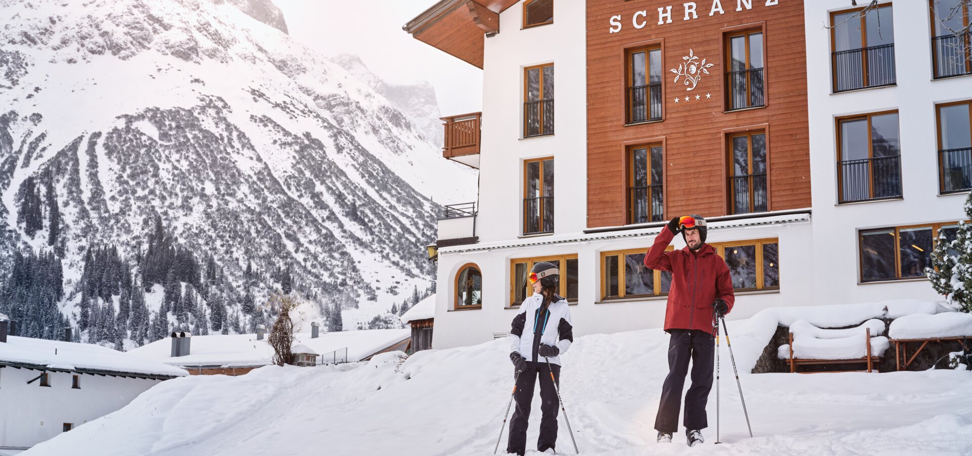 Skiers in front of hotel Schranz in Lech | © Mathias Lixl