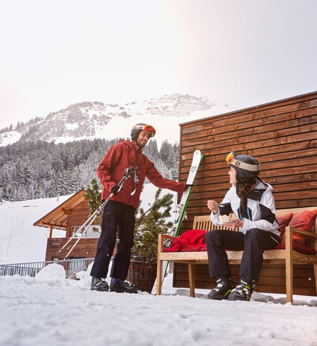 Skifahrer Paar macht vor dem Hotel Schranz Pause | © Mathias Lixl