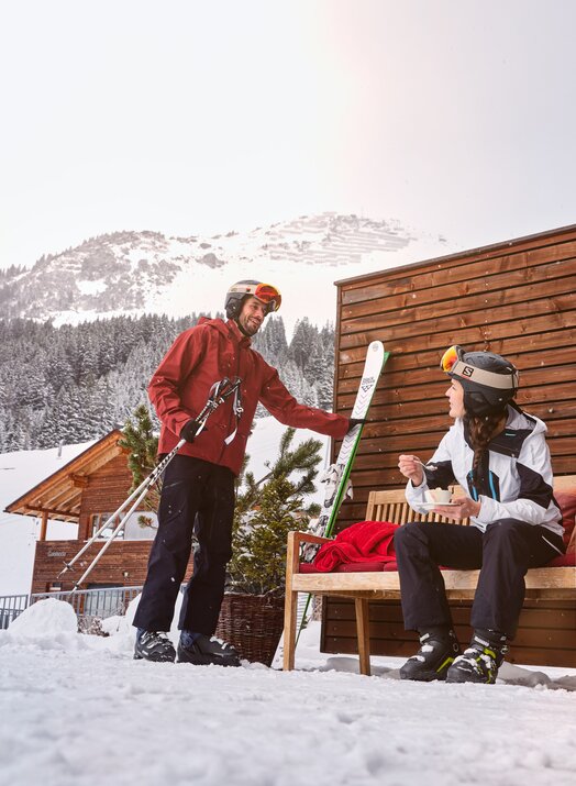 Skiing couple takes a break at hotel Schranz | © Mathias Lixl