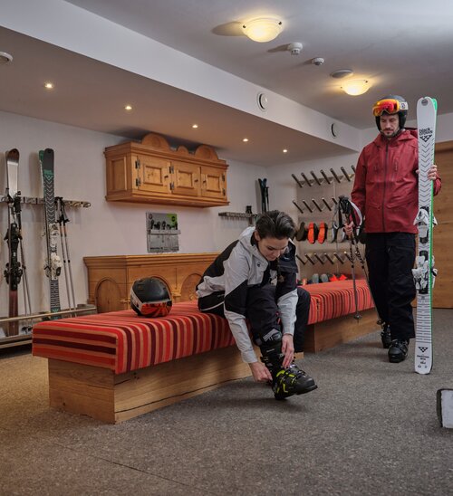 Ski-In & Ski-Out ski storage at the hotel | © Mathias Lixl