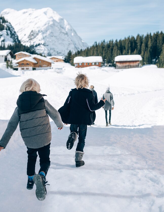 Winterwandern mit Kindern im Urlaub | © Daniel Zangerl / Lech Zuers Tourismus