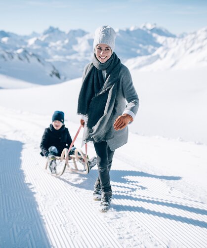 sledding with child in Lech | © Daniel Zangerl / Lech Zuers Tourismus