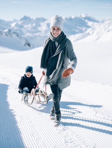 sledding with child in Lech | © Daniel Zangerl / Lech Zuers Tourismus