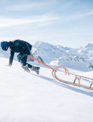 Kind mit Schlitten in Lech | © Daniel Zangerl / Lech Zuers Tourismus