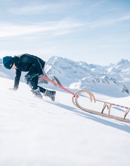 Kind mit Schlitten in Lech | © Daniel Zangerl / Lech Zuers Tourismus