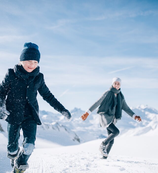 mother with child in the snow | © Daniel Zangerl / Lech Zuers Tourismus