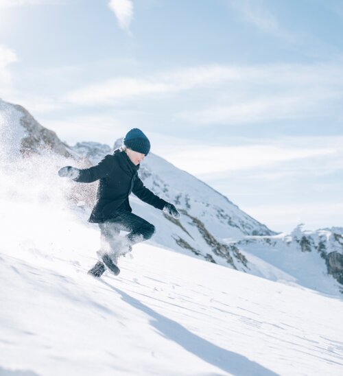 Kind beim Winterwandern in Lech | © Daniel Zangerl / Lech Zuers Tourismus