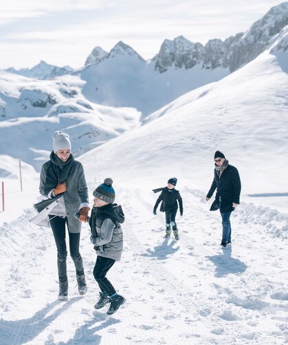 Familien Winterurlaub in den Bergen | © Daniel Zangerl / Lech Zuers Tourismus